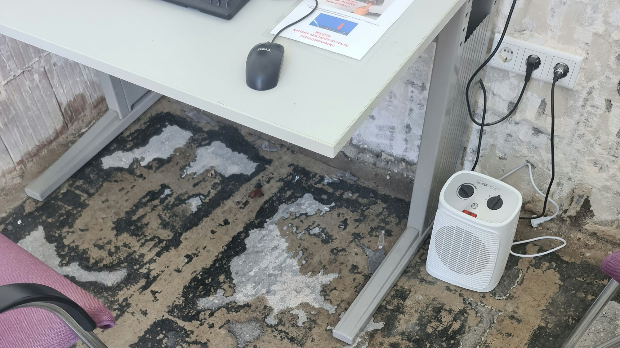 Wasser steht am Montag im Vereinsheim an der Gemeinschaftssportanlage Buschhoven/Morenhoven