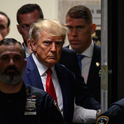 Donald Trump am Dienstag kurz vor der Anklageverlesung im Gericht in Manhattan. Nach seiner Rückkehr nach Florida attackierte der Republikaner Richter Juan Merchan.