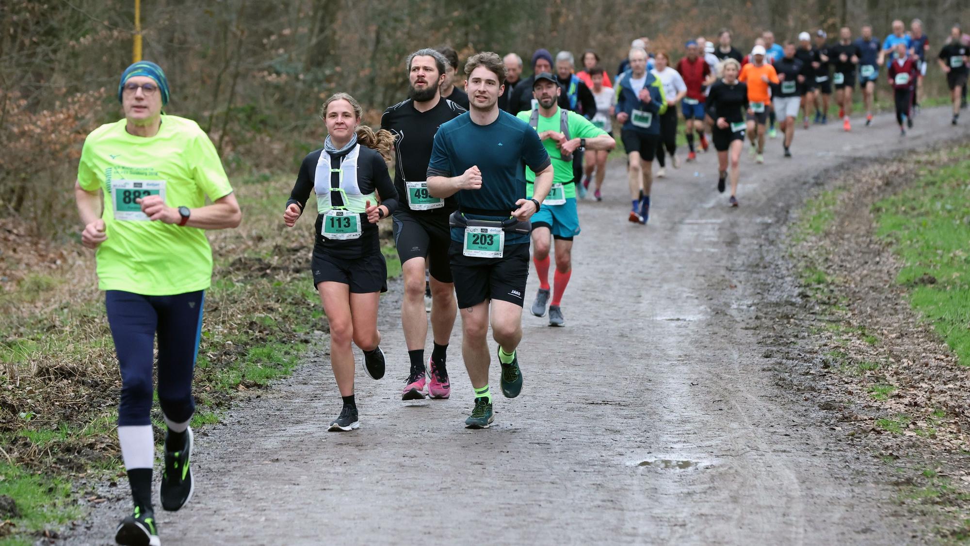 Läufer des Königsforst-Marathons auf der Strecke.