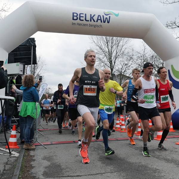 Zu sehen ist der Start des 49. Königsforst-Marathons.