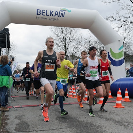 Zu sehen ist der Start des 49. Königsforst-Marathons.