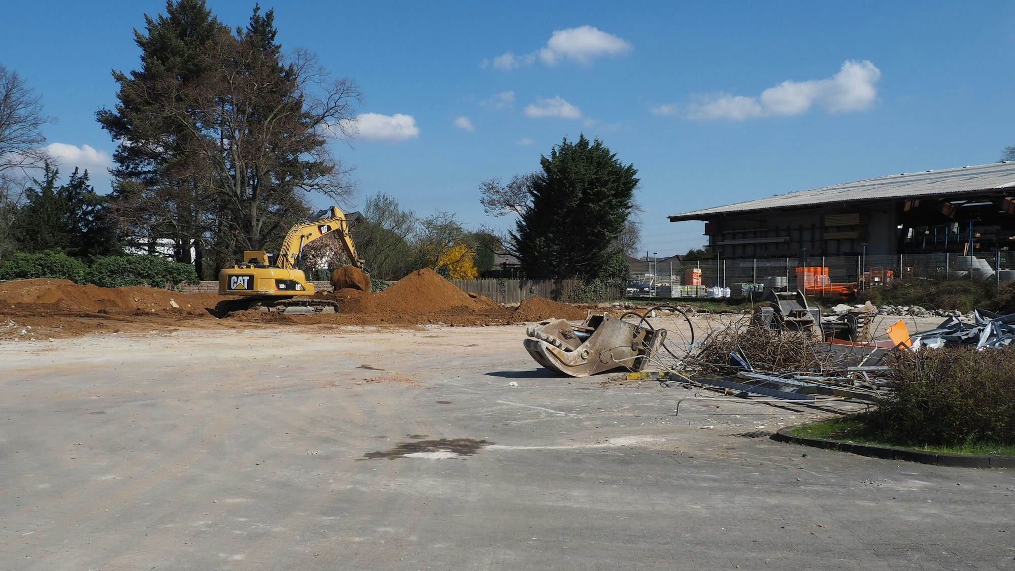 Auf dem Gelände des Netto Marktes ist das alte Gebäude abgerissen, Baumaschinen stehen herum.
