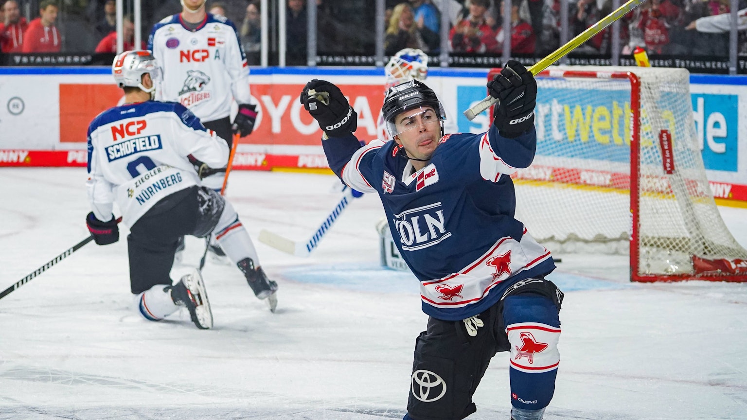 Eishockey Penny-DEL 48.Spieltag Kölner Haie - Nürnberg Ice Tigers am 29.01.2023 in der Lanxess Arena in Köln Maximilian Kammerer Köln , bejubelt sein Siegtor zum 2:1 Sieg in der letzten Spielsekunde