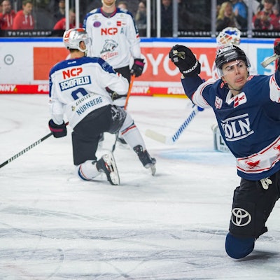 Eishockey Penny-DEL 48.Spieltag Kölner Haie - Nürnberg Ice Tigers am 29.01.2023 in der Lanxess Arena in Köln Maximilian Kammerer  Köln , bejubelt sein Siegtor zum 2:1 Sieg in der letzten Spielsekunde