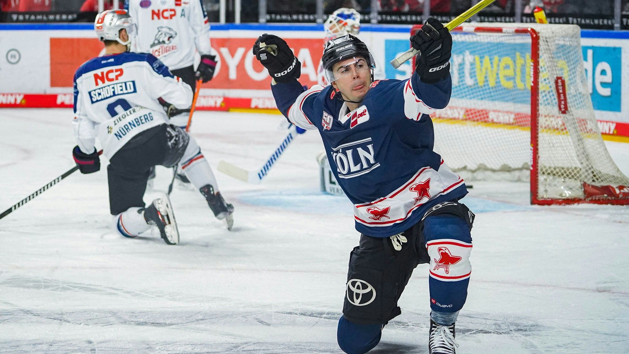 Eishockey Penny-DEL 48.Spieltag Kölner Haie - Nürnberg Ice Tigers am 29.01.2023 in der Lanxess Arena in Köln Maximilian Kammerer Köln , bejubelt sein Siegtor zum 2:1 Sieg in der letzten Spielsekunde