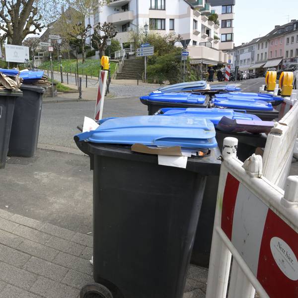 Blaue Papiertonnen stehen in Bensberg, die nicht geleert wurden.