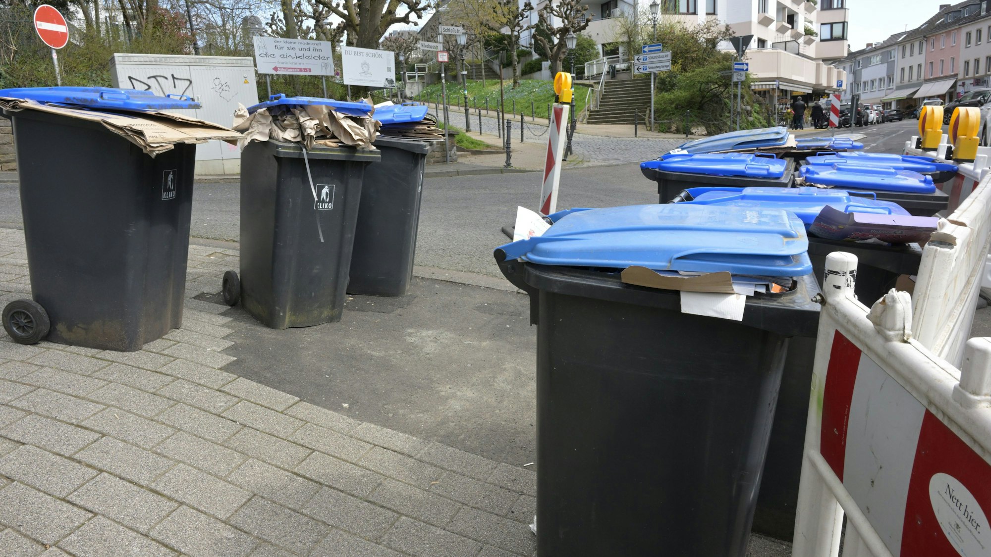 Das Foto zeigt Mülltonnen in Bensberg