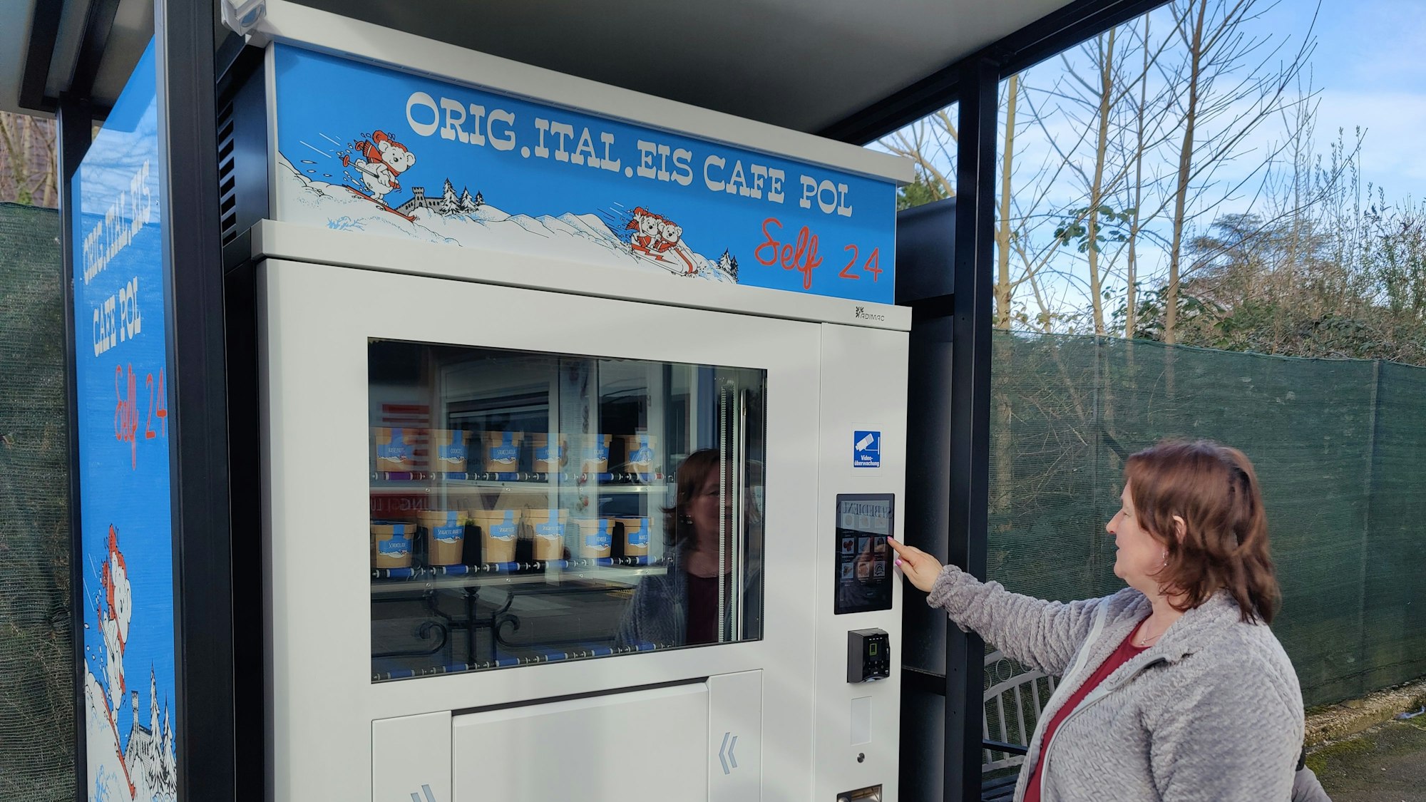 Sabrina Pol-Bigio bedient den Eisautomaten.