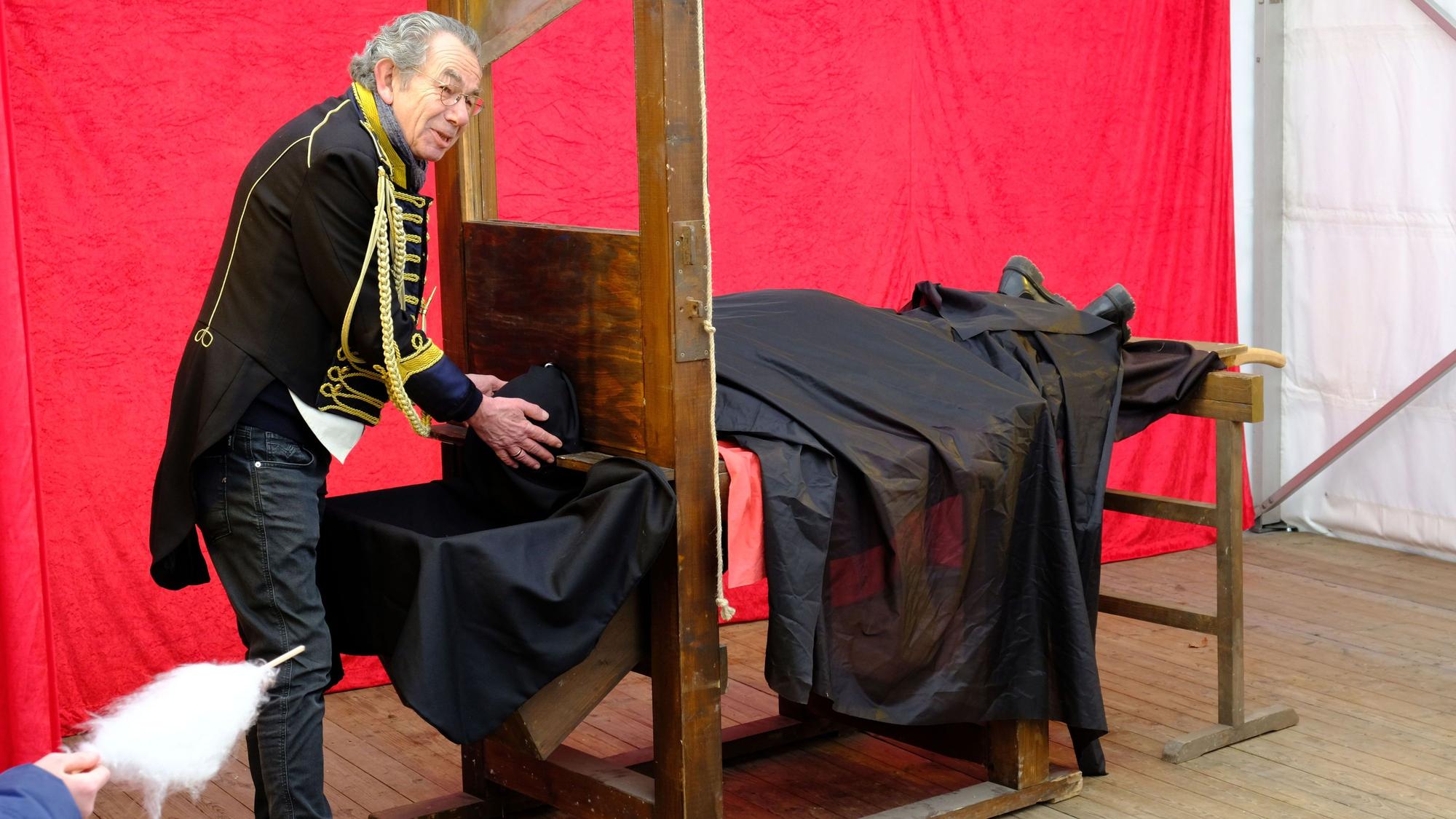 Dr. Michael Faber bei seinem letzten Auftritt als Scharfrichter im Freilichtmuseum Kommern.