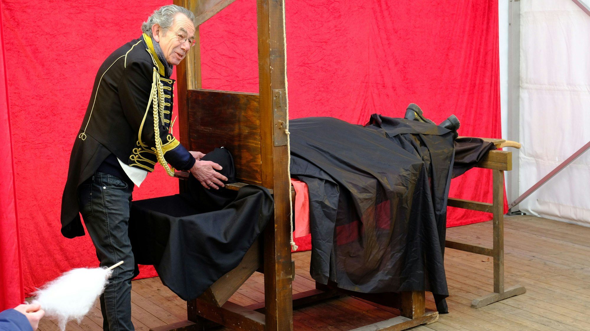 Dr. Michael Faber bei seinem letzten Auftritt als Scharfrichter im Freilichtmuseum Kommern.