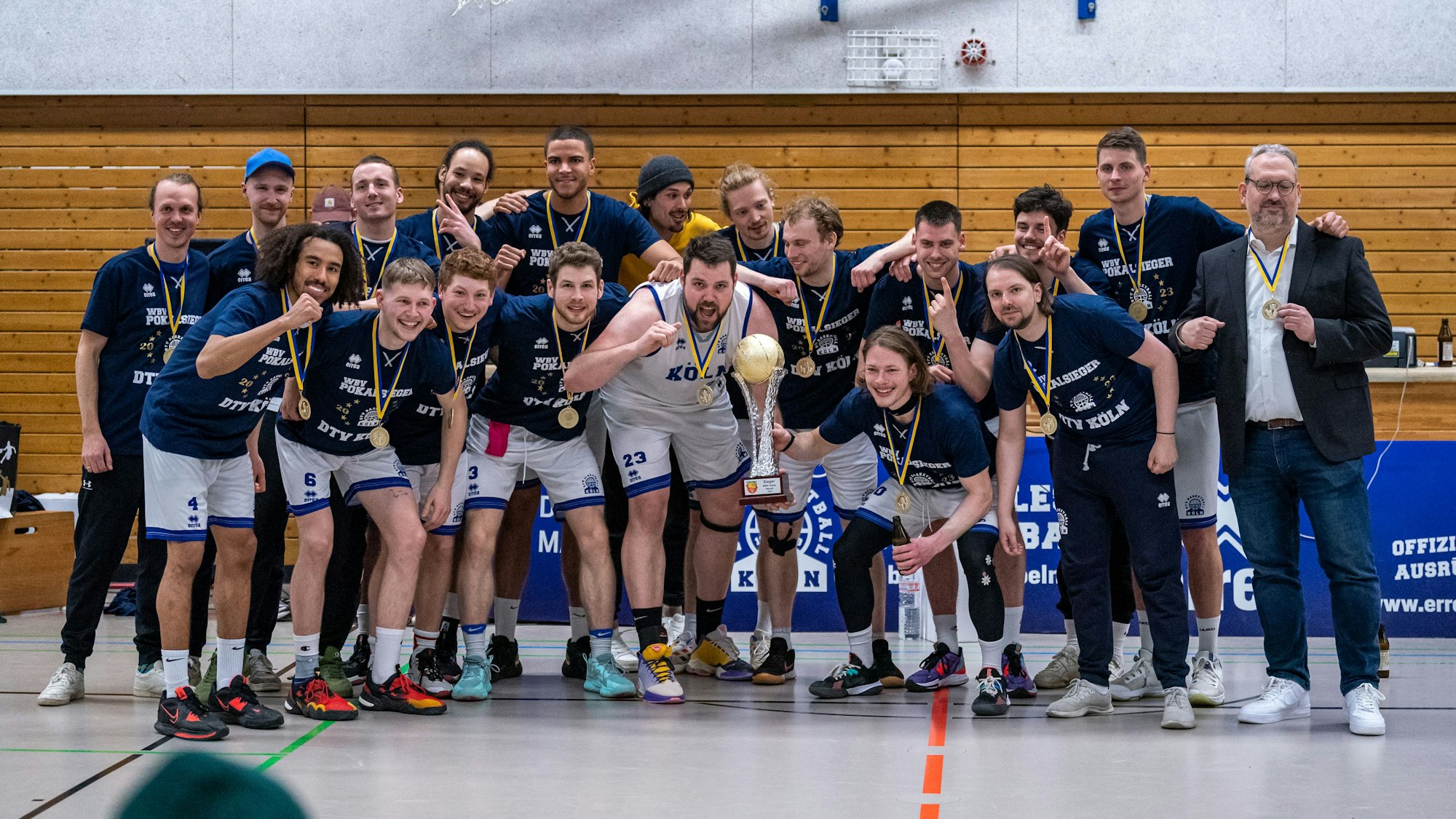 Die strahlenden Pokalsieger des Deutzer TV