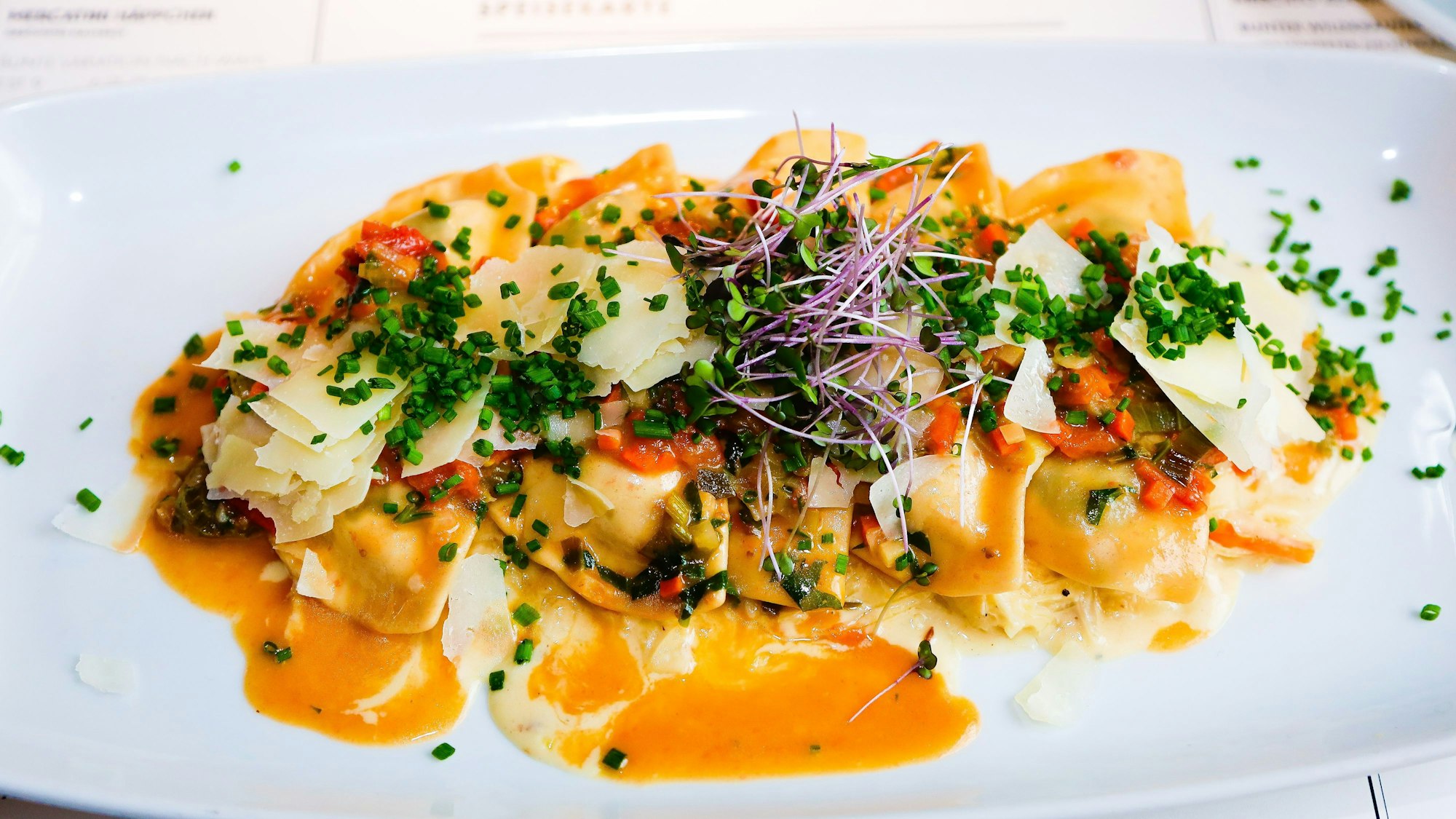 Ein Teller mit Schlutzkrapfen im Restaurant Mercato in Köln.