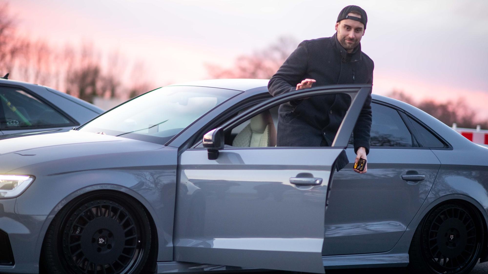 Der Stotzheimer Christian Heyden steigt aus seinem Audi aus.