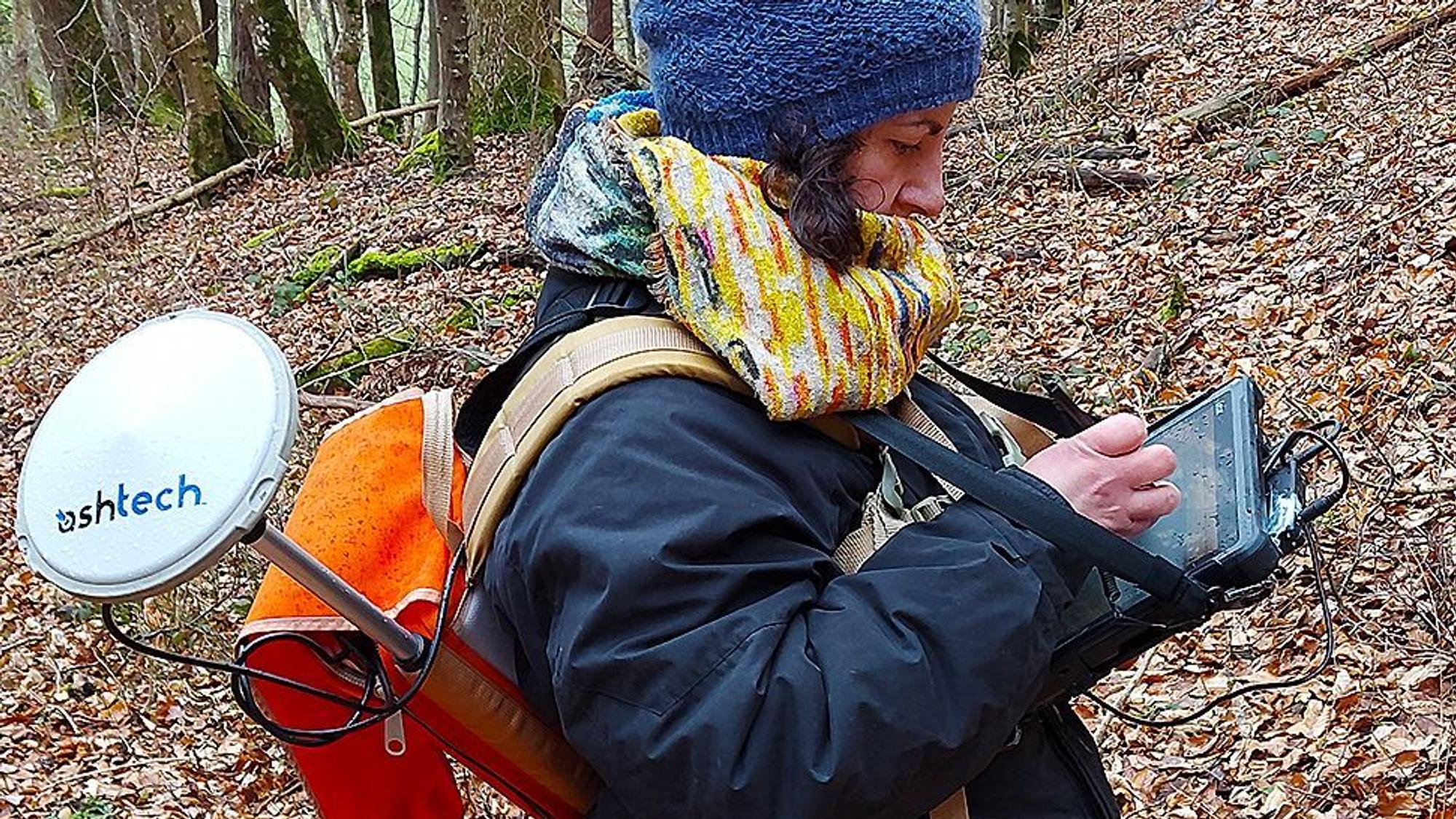 Biologin Nato Tephnabze-Hörnchen gibt die Daten der erfassten Bäume direkt in das digitale Datennetz ein, via Antenne und Satellit werden sie übermittelt.