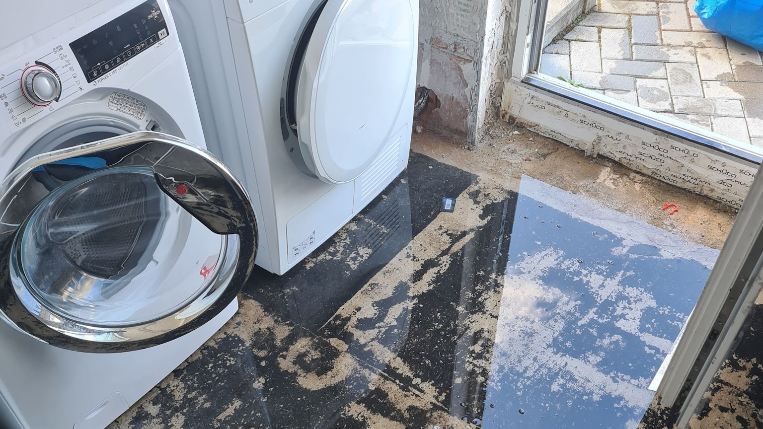 In der Gemeinschaftssportanlage Buschhoven/Morenhoven standen Elektrogeräte im Wasser. Hier Waschmaschinen.