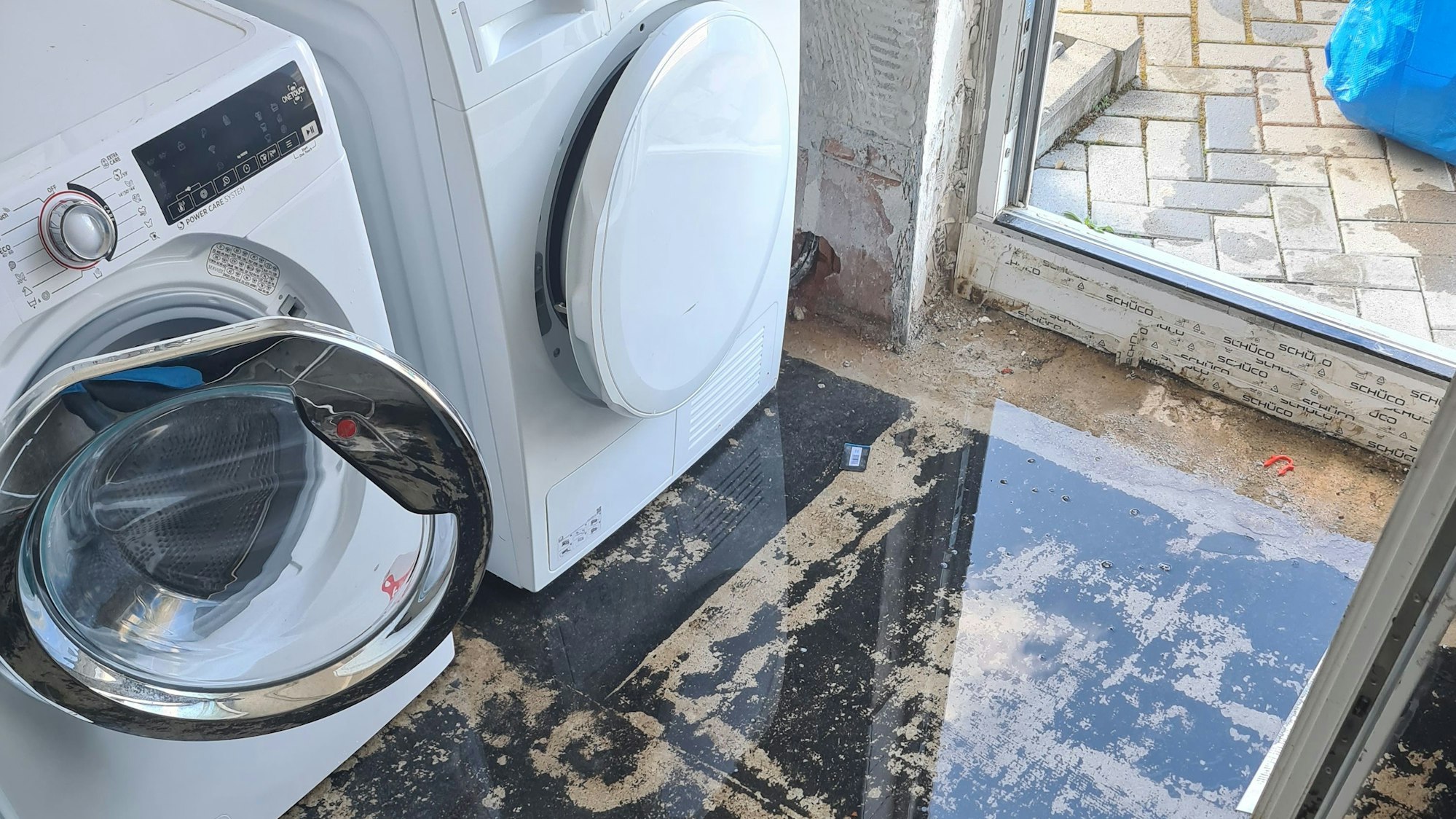 In der Gemeinschaftssportanlage Buschhoven/Morenhoven standen Elektrogeräte im Wasser. Hier Waschmaschinen.