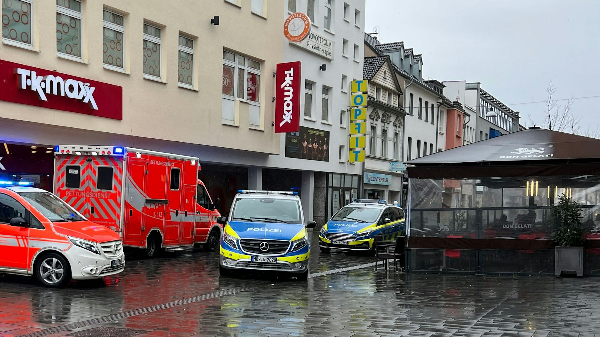 Ein Einsatz von Polizei und Rettungsdienst neben der Rhein-Berg-Galerie in der Bergisch Gladbacher Fußgängerzone.