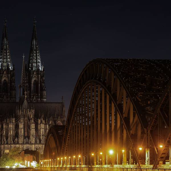 Der Kölner Dom ist unbeleuchtet.