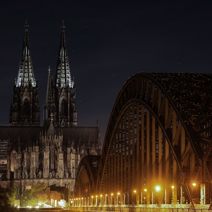 Der Kölner Dom ist unbeleuchtet.