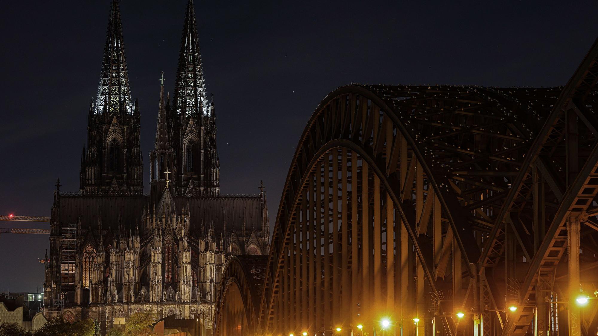 Der Kölner Dom ist unbeleuchtet.