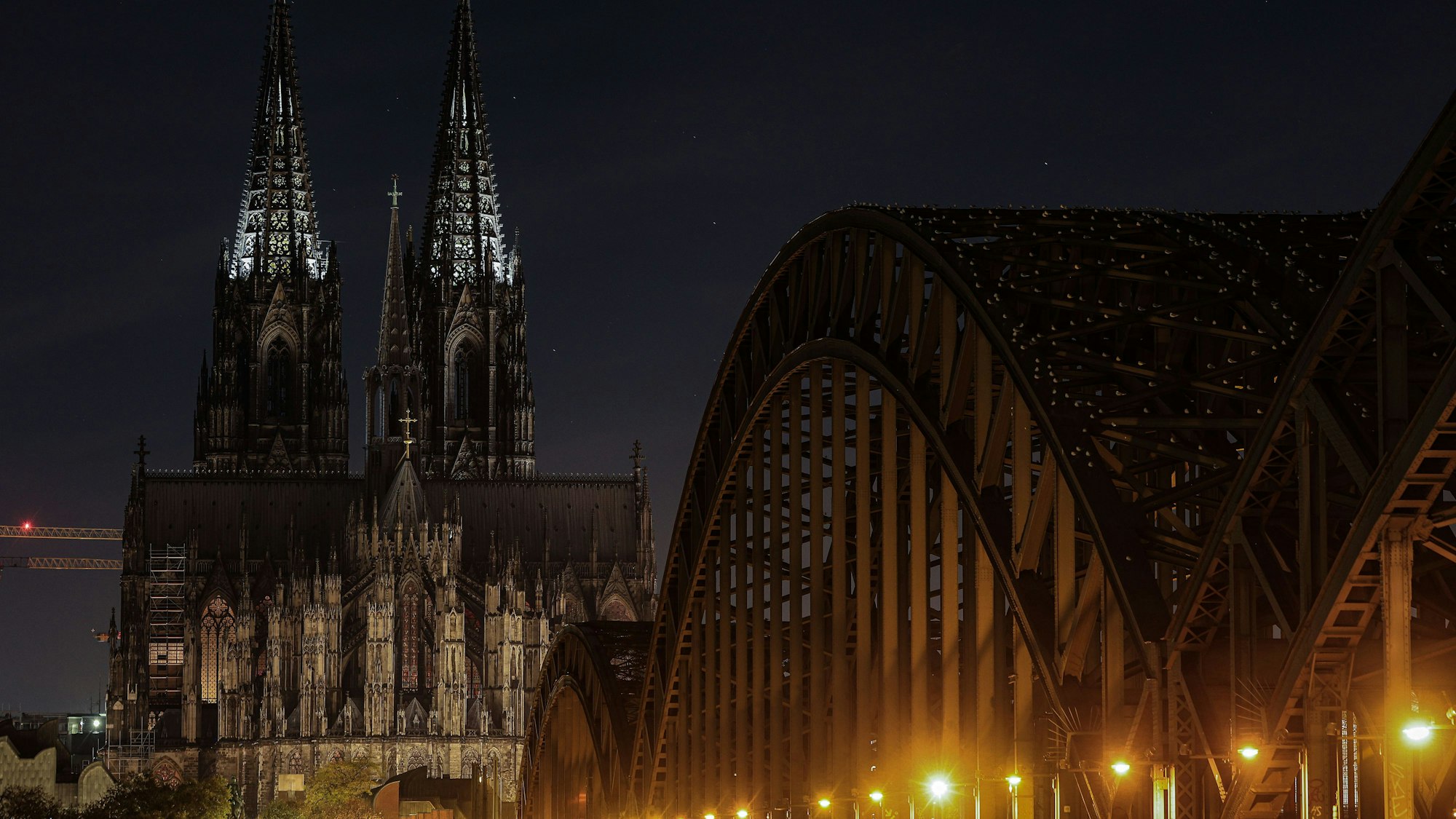 Der Kölner Dom ist unbeleuchtet.