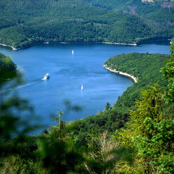 Blick auf den Rursee und den ihn umgebenden Kermeter.