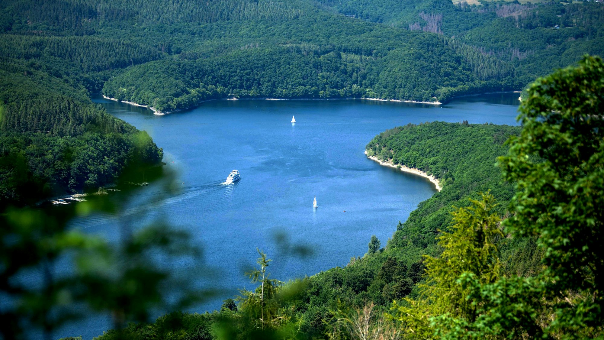 Blick auf den Rursee und den ihn umgebenden Kermeter.