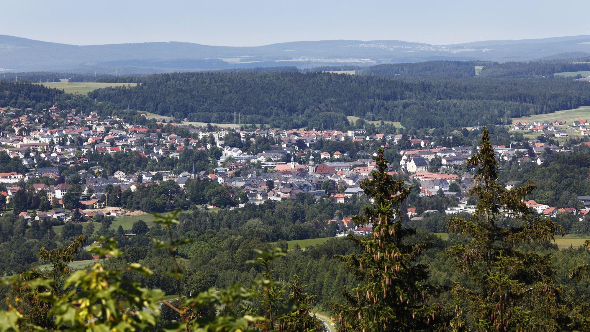 Die Gemeinde Wunsiedel im Fichtelgebirge in Oberfranken. Laut Polizei gibt es Hinweise auf Fremdverschulden - es wurde eine Sonderkommission eingesetzt. (Archivbild)