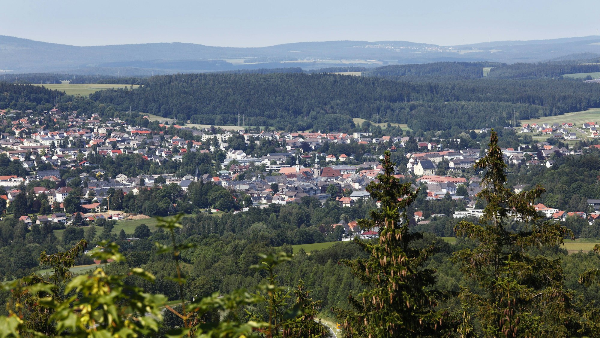 Die Gemeinde Wunsiedel im Fichtelgebirge in Oberfranken. Laut Polizei gibt es Hinweise auf Fremdverschulden - es wurde eine Sonderkommission eingesetzt. (Archivbild)