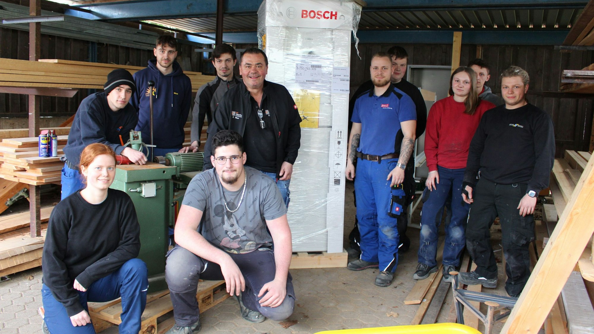 Auszubildende packen in den Räumen des Berufsbildungszentrums eine Wärmepumpe der Marke aus.