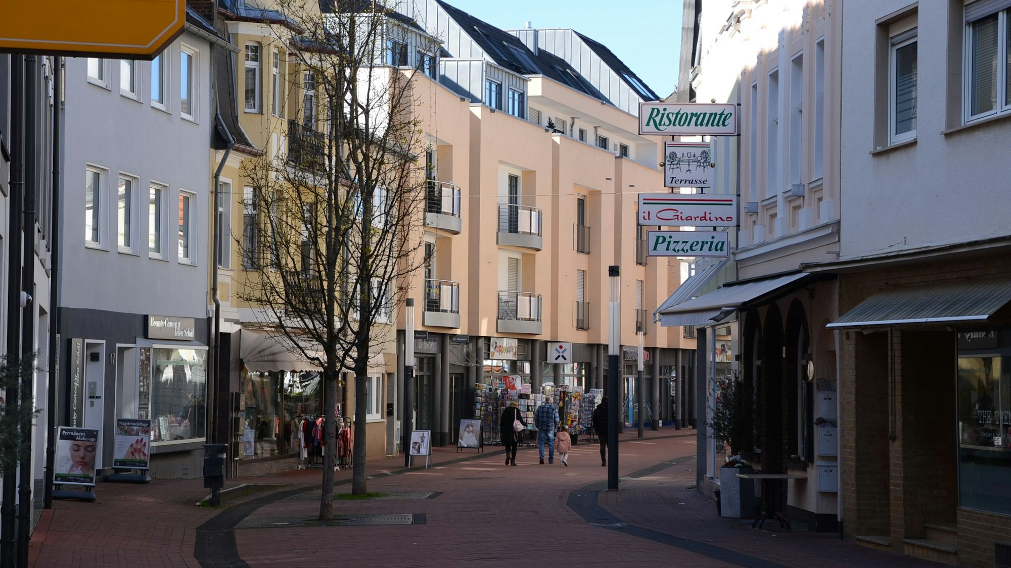 Menschen laufen durch eine Fußgängerzone.