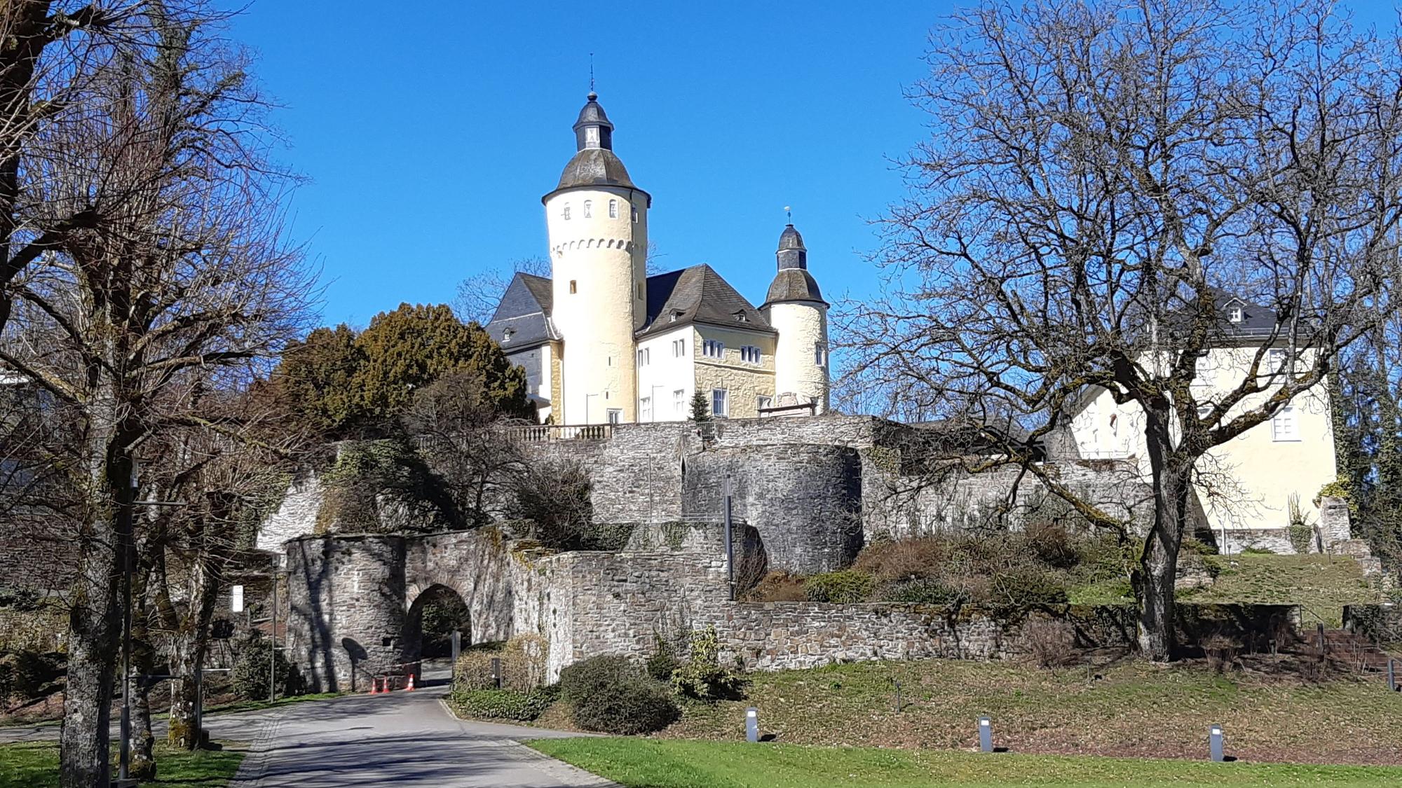 Das Schloss von unten gesehen.