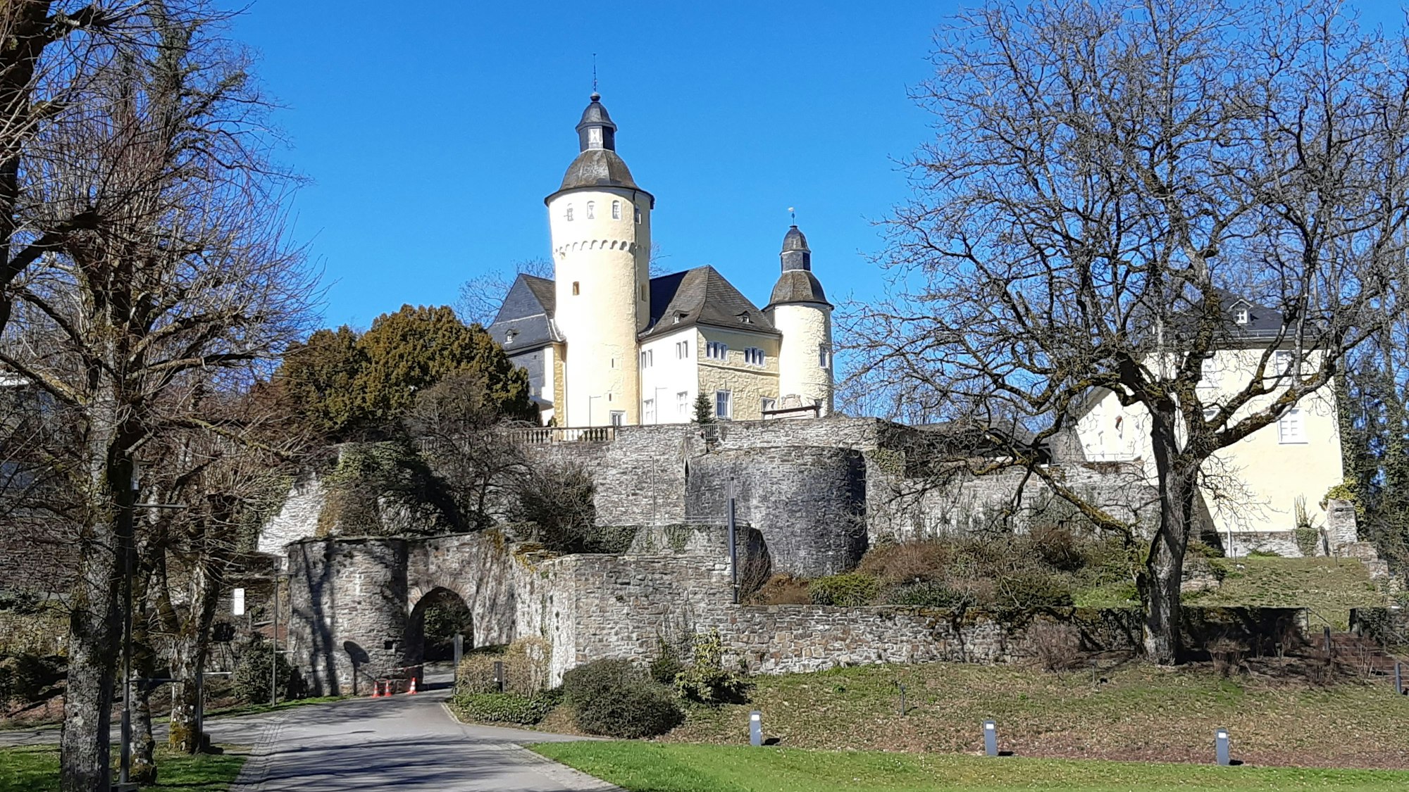 Das Schloss von unten gesehen.