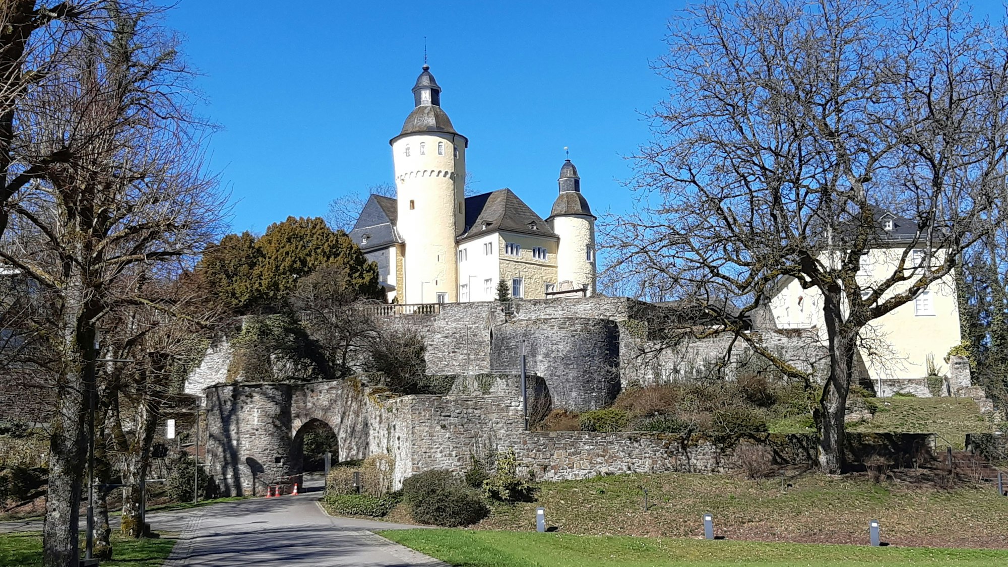 Wanderung durch Haferspanien auf einer Schlossblicke-Tour