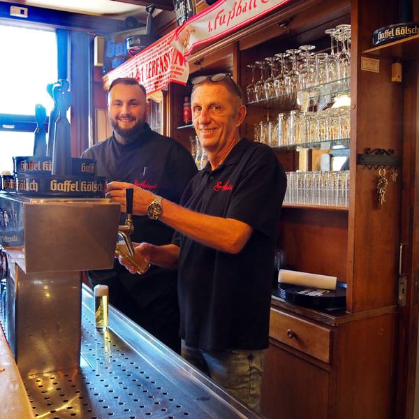Die zwei Inhaber des neuen Restaurants in Zollstock, Jérôme Lottner und Ralf Klein, stehen hinter dem Tresen aus Holz an der Zapfanlage.