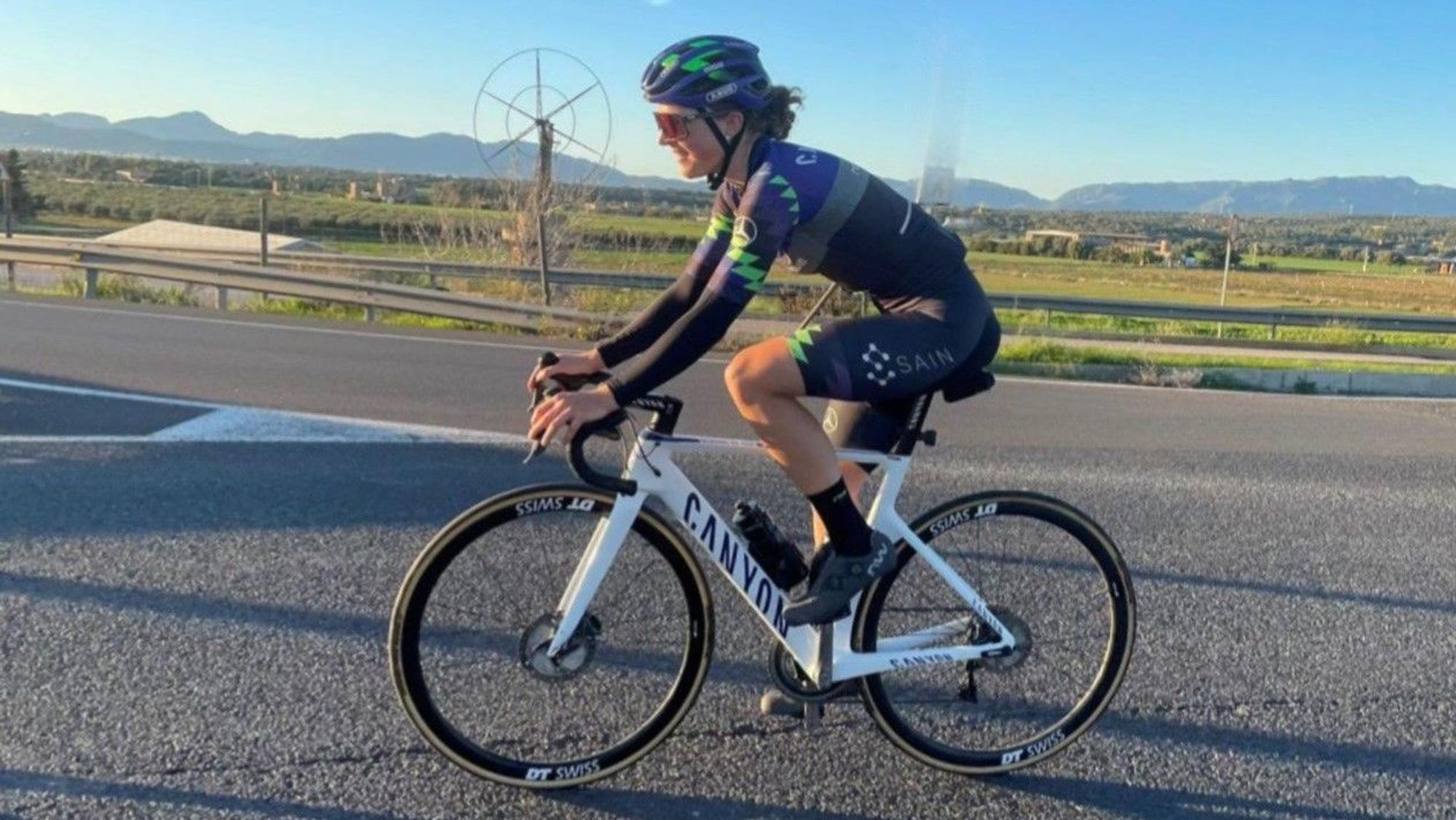 Steffi Dohrn fährt Mountainbike.