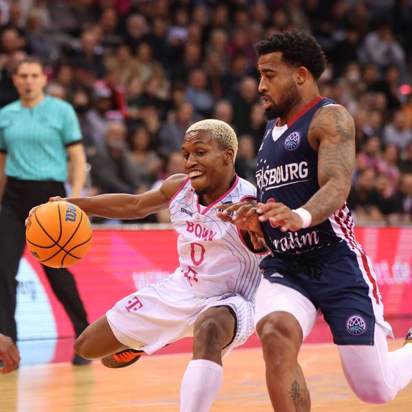Der Bonnerspieler TJ Shorts II versucht den Ball gegen Marcus Keene zu verteidigen.