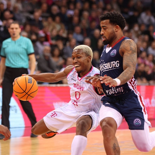 Der Bonnerspieler TJ Shorts II versucht den Ball gegen Marcus Keene zu verteidigen.