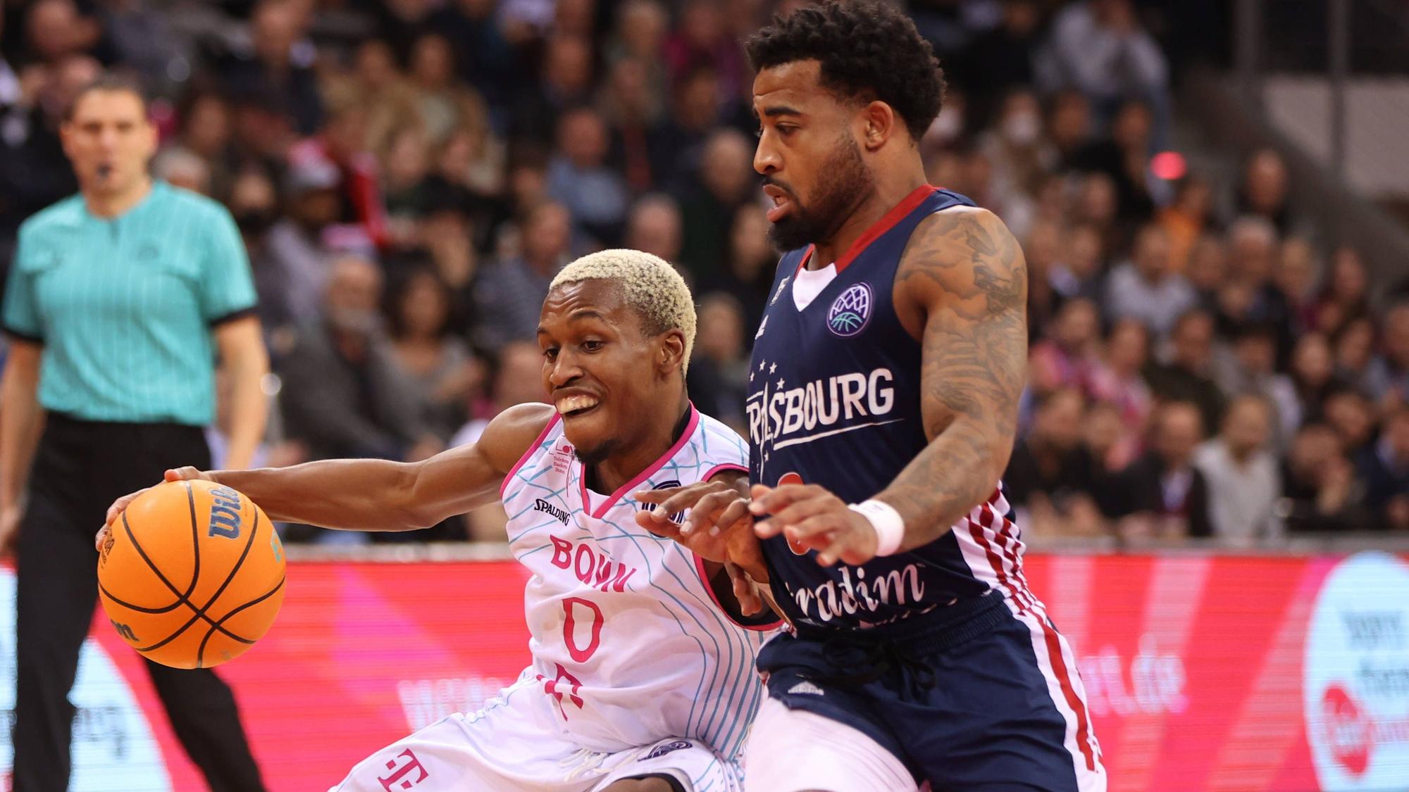 Der Bonnerspieler TJ Shorts II versucht den Ball gegen Marcus Keene zu verteidigen.