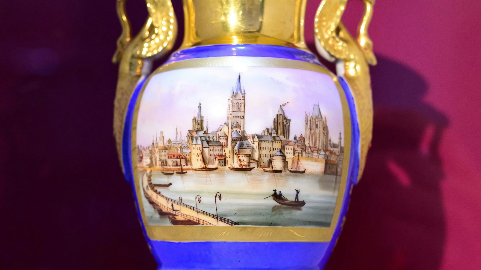 Die goldene Vase mit Köln-Panorama im Stadtmuseum.