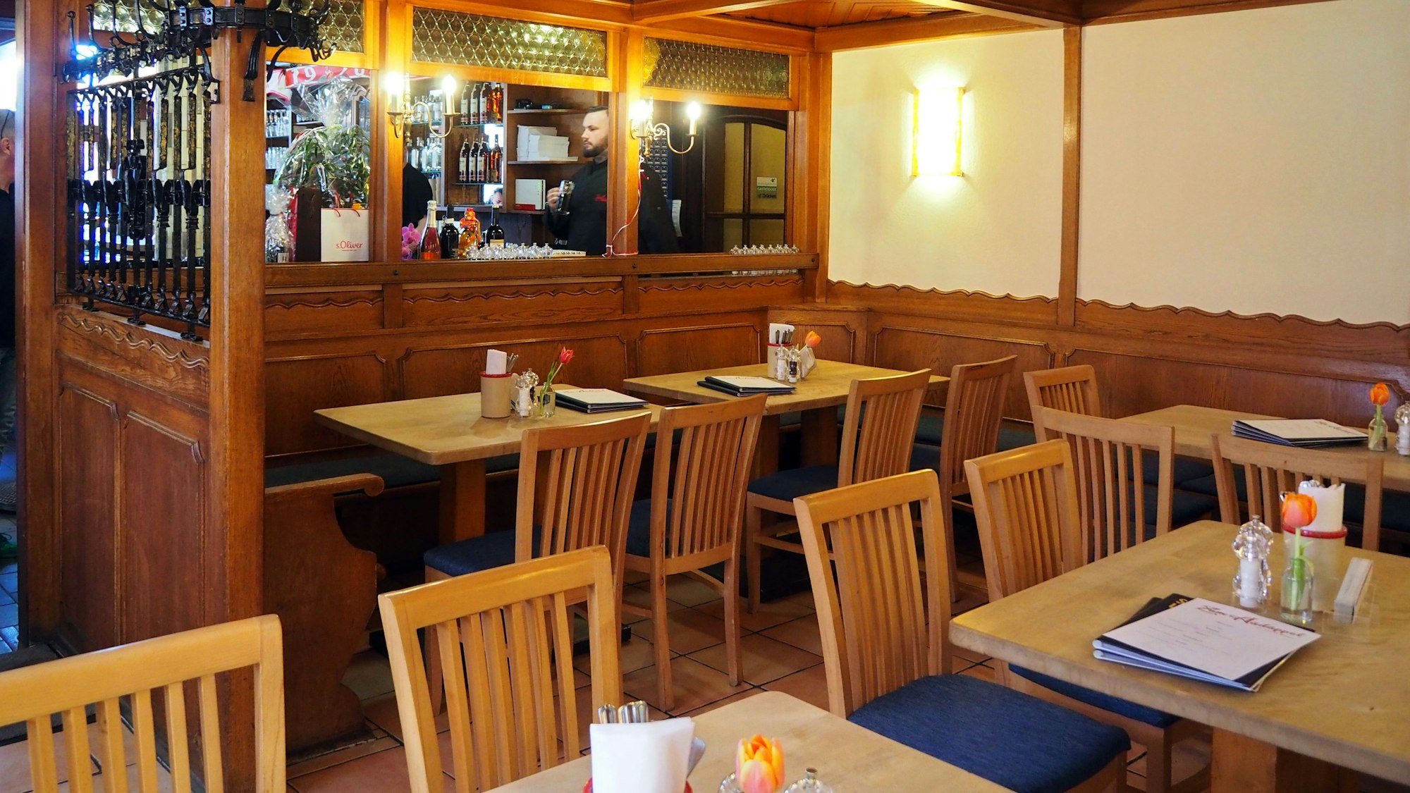 Innen im Lokal „Zum Äädäppel“ am Höninger Weg in Köln-Zollstock ist es schlicht-rustikal - mit viel Holz.