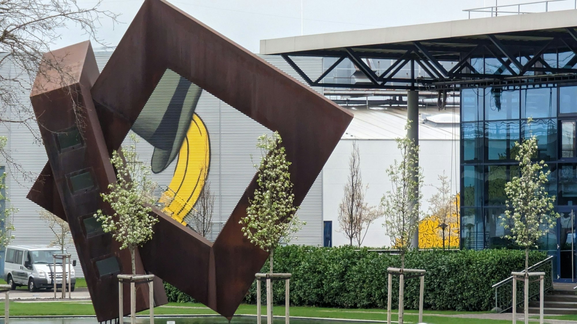 Blick auf eine eckige Stahlskulptur.