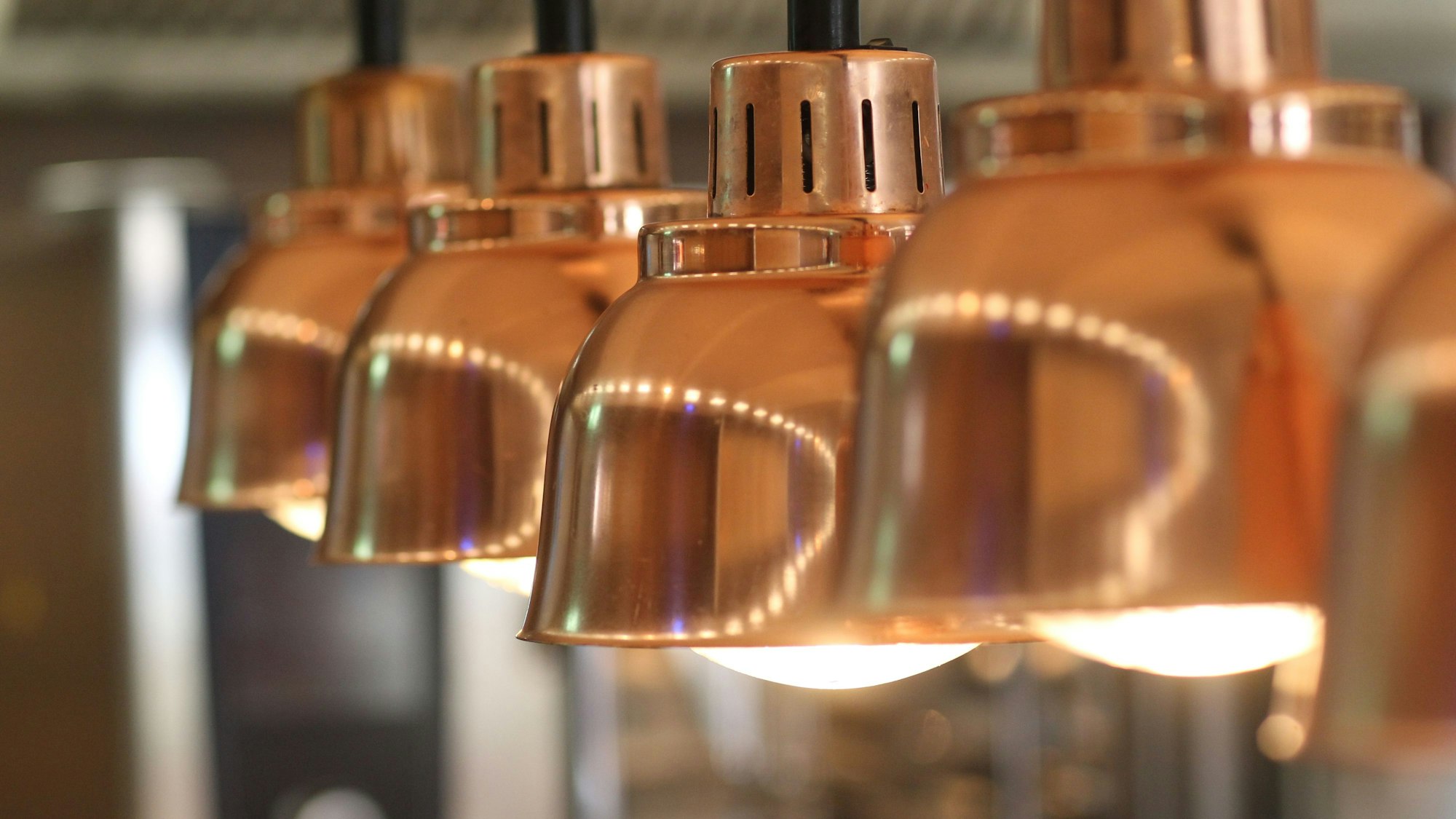 Blick auf die Wärmelampen mit Kupferlampenschirm.