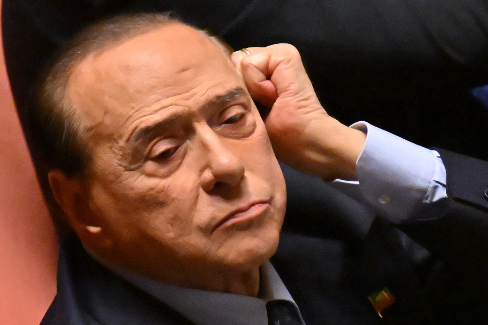 Senator Silvio Berlusconi blickt vor der Vertrauensabstimmung über Italiens neue Ministerpräsidentin Giorgia Meloni im Madama-Palast in Rom auf den Senat herab.
