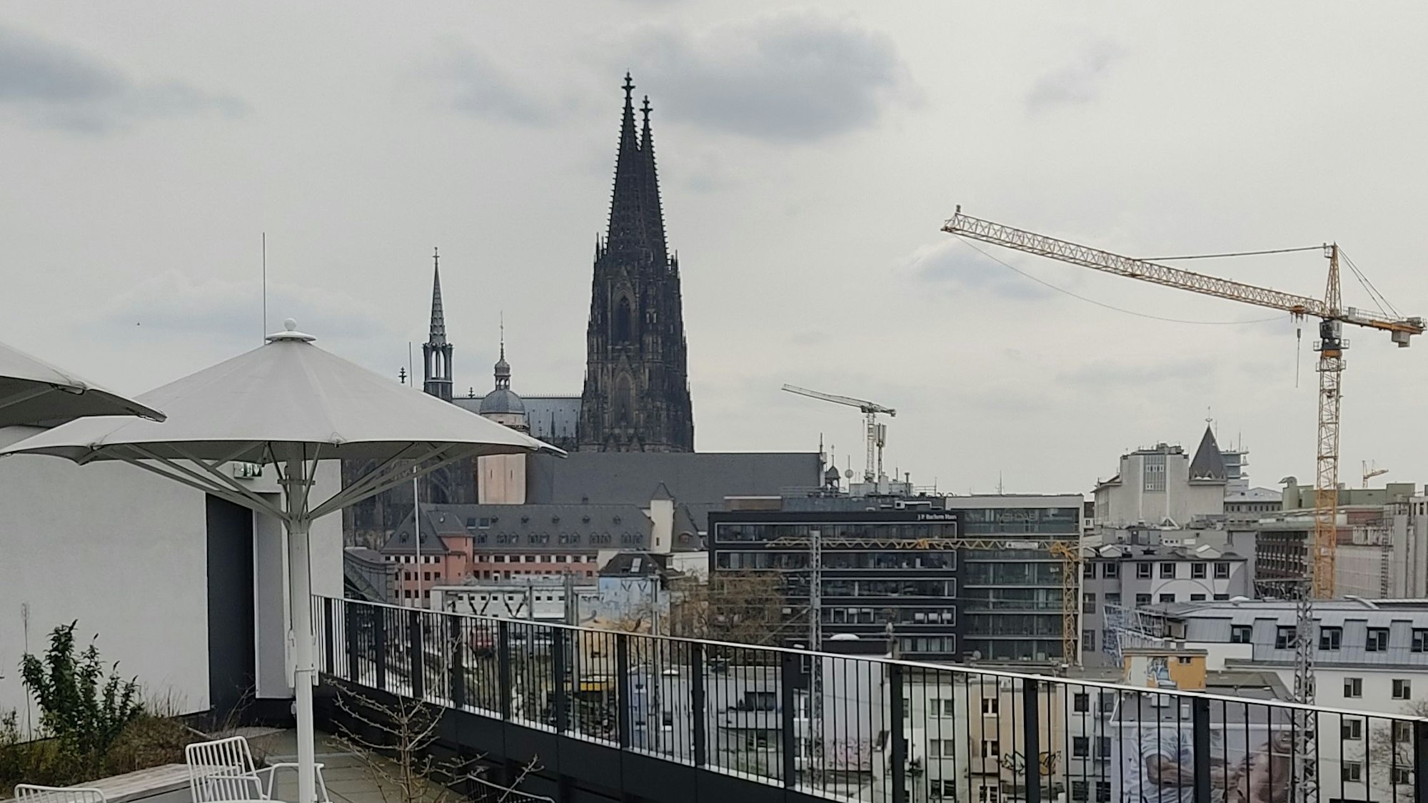 Die Dachterrasse im sechsten Stockwerk des Urban Loft Cologne im Eigelstein-Veedel in Köln
