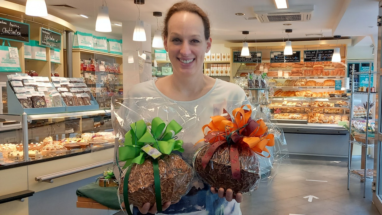 30.03.2023 Ostervorbereitung in der Konditorei Reichwein in Meckenheim. Bianca Reichwein zeigt das teuerste Angebot: Eier gefüllt mit Prallinen für knapp 80 Euro
