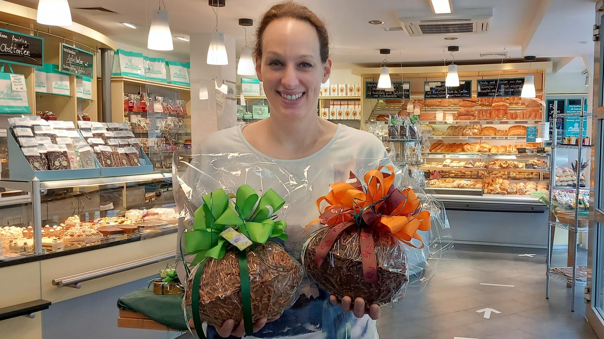 30.03.2023 Ostervorbereitung in der Konditorei Reichwein in Meckenheim. Bianca Reichwein zeigt das teuerste Angebot: Eier gefüllt mit Prallinen für knapp 80 Euro