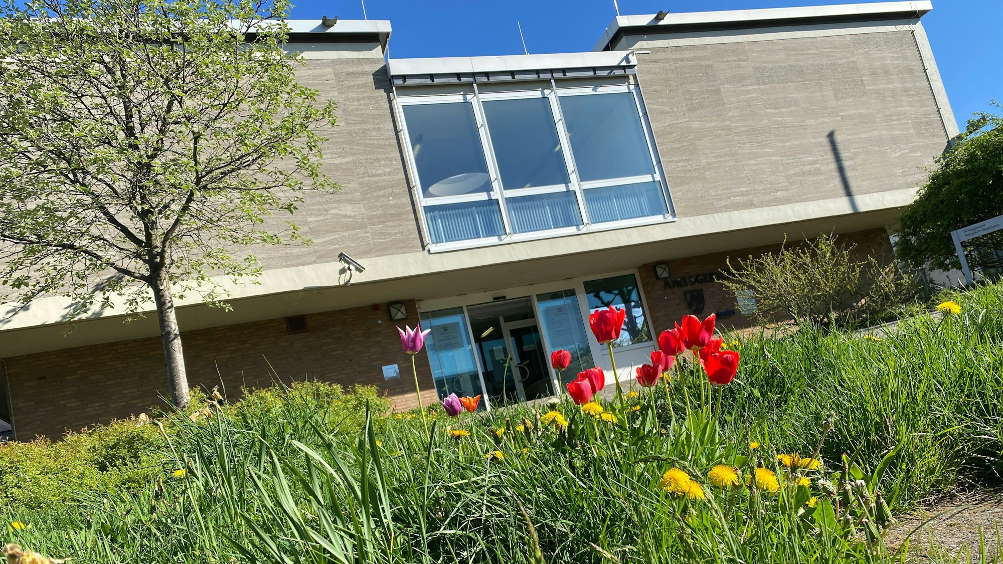 Eher schmucklos wirkt das Gerichtsgebäude in Bensberg, blühende Blumen verschönern es.