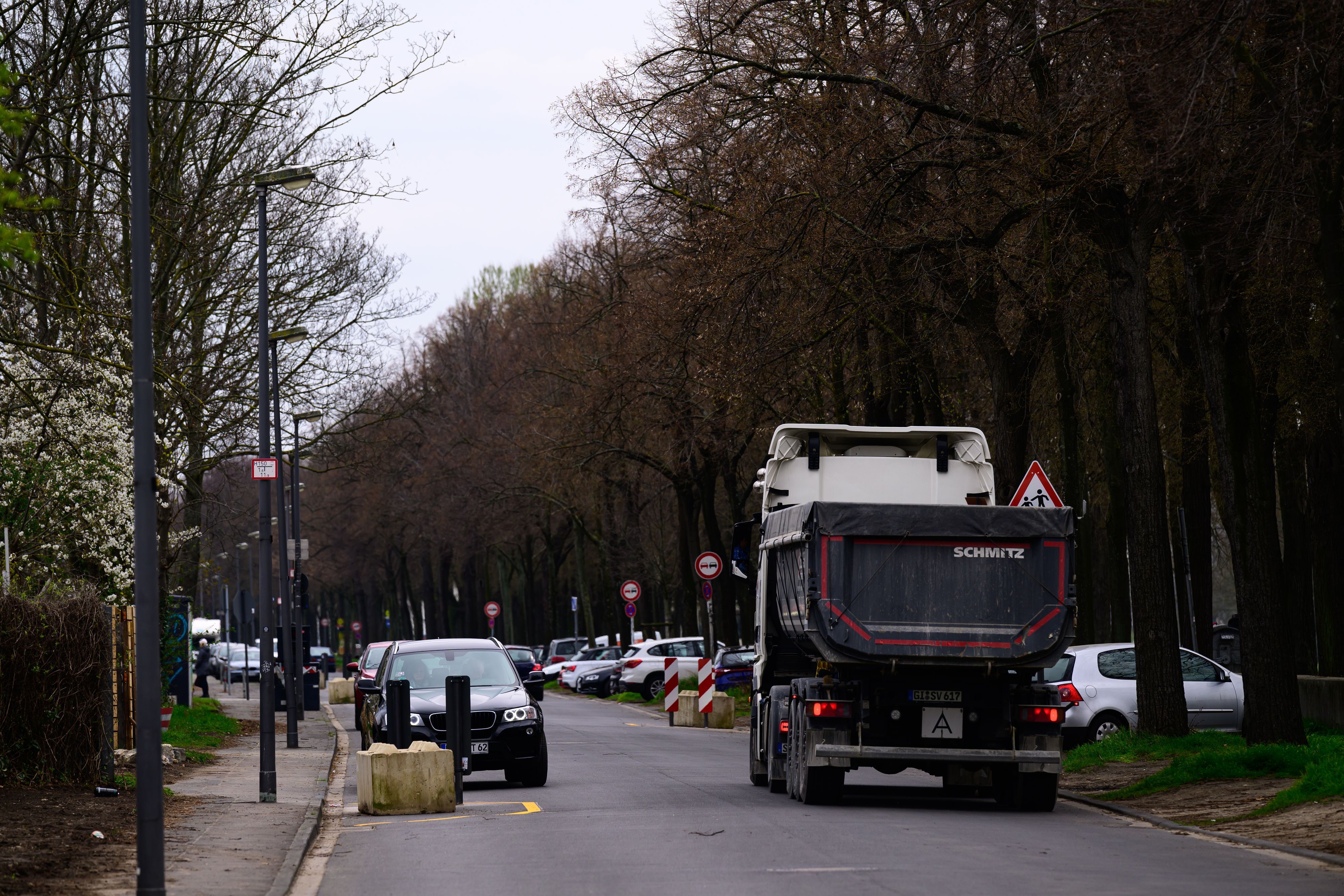 Die ersten Verengungen sind da: Die Alfred-Schütte-Allee wird entschärft. Die ansässigen Firmen fühlen sich bei der Planung übergangen.