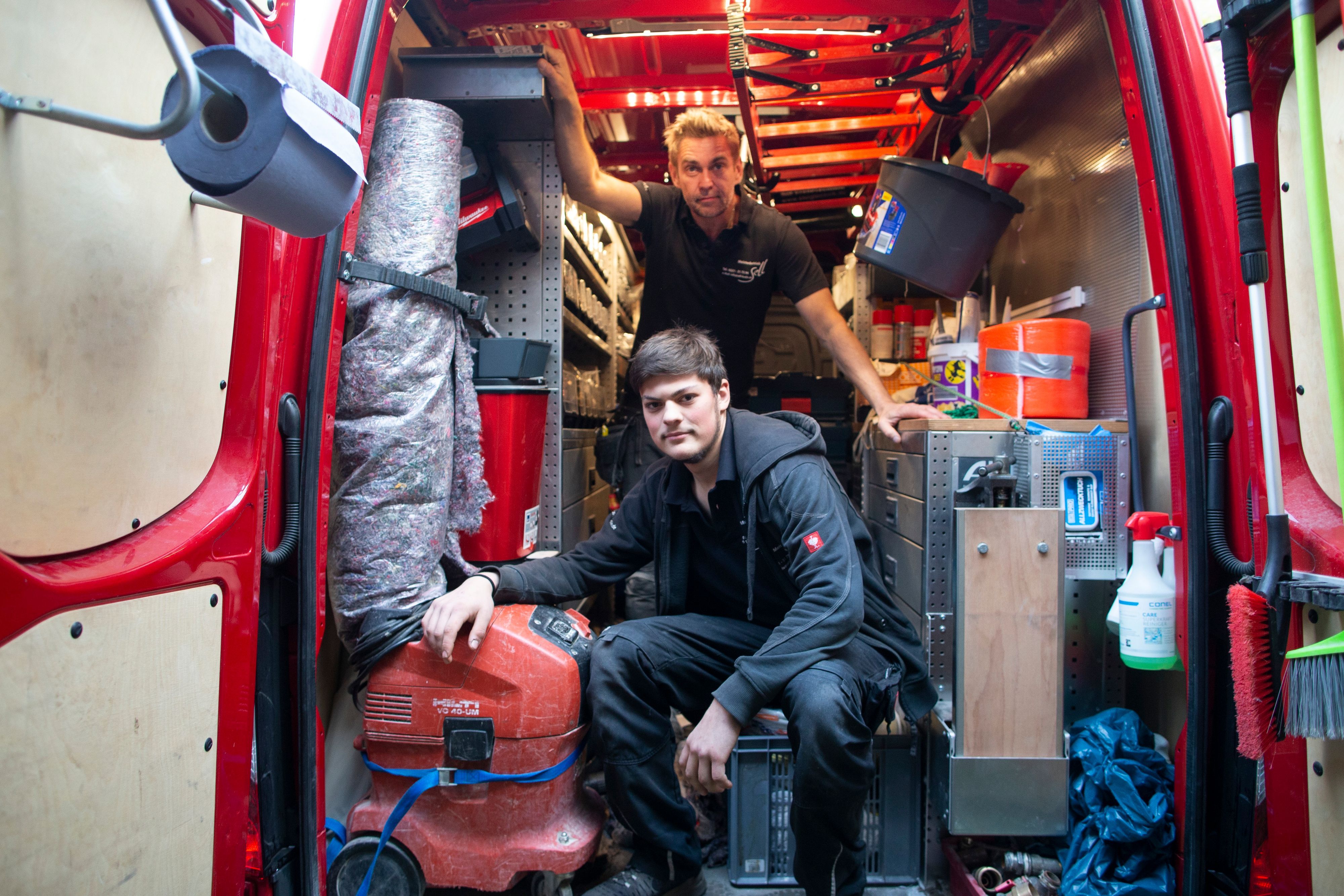 Auszubildender Rafael K. mit Handwerksmeister Marco Sell